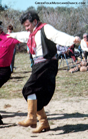 Stefanis Facaros dancing Hasaposervikos